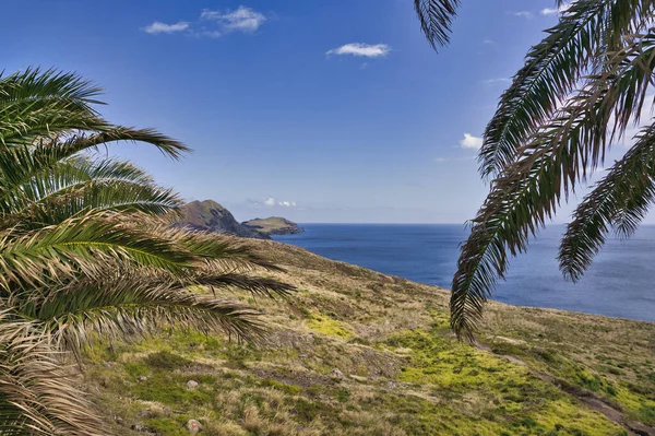 Ponta de Sao Lourenco, Madeira,Portugal. Prachtig uitzicht op de bergen van groen landschap, kliffen en Atlantische Oceaan. — Stockfoto