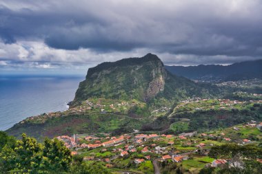 Madeira 'nın güzel manzarası ve dağları. Bulutlar, deniz, baharda çiçekler.