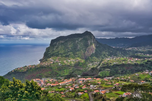 Madeira 'nın güzel manzarası ve dağları. Bulutlar, deniz, baharda çiçekler.