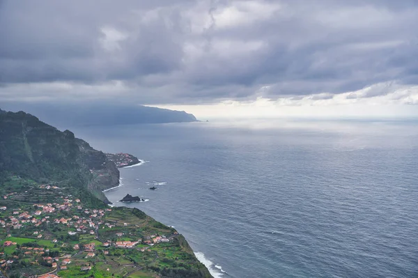 Madeira 'nın güzel manzarası ve dağları. Bulutlar, deniz, baharda çiçekler.