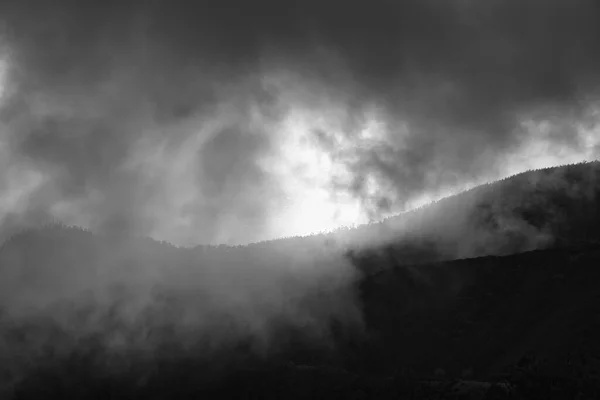 Une Image Noir Blanc Prise Montagne Travers Les Nuages Jusqu — Photo