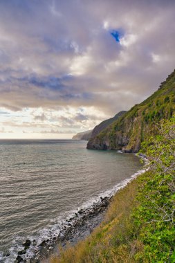 Madeira, Portekiz 'de bulutlu gökyüzü olan inanılmaz bir kıyı şeridi.