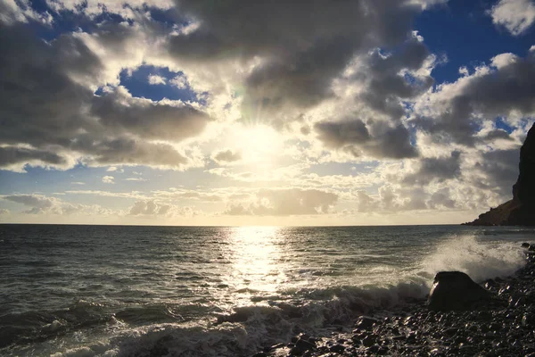 Piękne Fale Wiatr Zachodzie Słońca Wybrzeżu Wyspy Madera Oceanie Atlantyckim — Zdjęcie stockowe