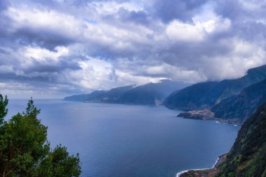 Portekiz 'in Madeira Adası' ndaki Porto Moniz ve Seixal yakınlarında güzel bir kıyı manzarası.