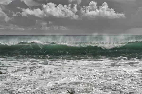 Бірюзова Хвиля Розбивається Пляжі Морі Срібними Хмарами — стокове фото