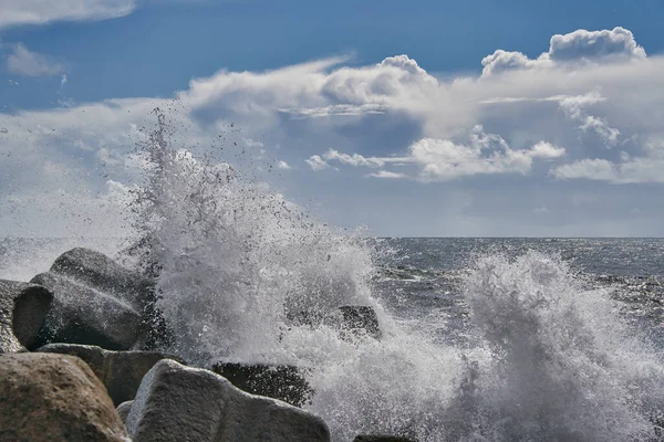 Turkusowa Fala Rozbija Się Plaży Morzu Srebrnymi Chmurami — Zdjęcie stockowe