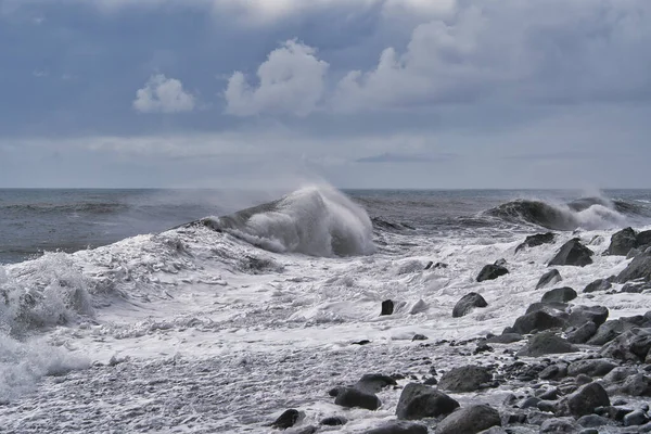 Türkisfarbene Welle Bricht Einem Strand Meer Mit Silbernen Wolken — Stockfoto
