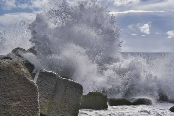 Türkisfarbene Welle Bricht Einem Strand Meer Mit Silbernen Wolken — Stockfoto