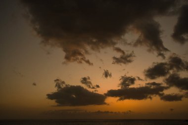 Portekiz 'in Madeira adası açıklarında Calheta' dan görülen Atlantik Okyanusu 'nda güzel bir günbatımı.