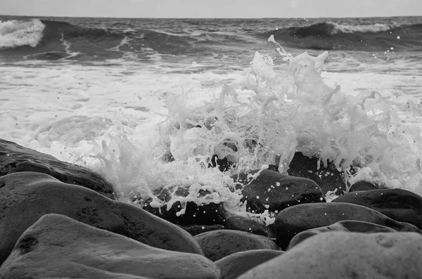 绿松石浪破浪破浪在海面上 乌云密布 — 图库照片