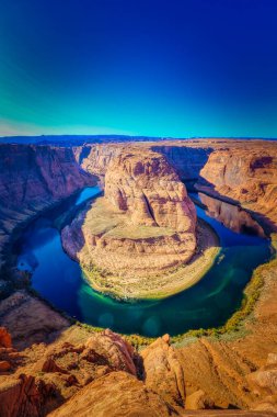 Colorado Nehri 'ndeki Horseshoe Bend, Page, Arizona, ABD yakınlarında gün batımında..