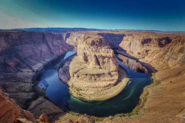 Colorado Nehri 'ndeki Horseshoe Bend, Page, Arizona, ABD yakınlarında gün batımında..