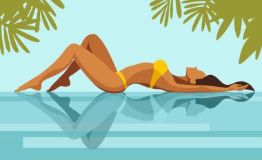 Yaz tatili konulu vektör illüstrasyonu. Sarı bikinili güzel, bronzlaşmış bir kız havuzun kenarında palmiye ağaçlarının gölgesinde güneşleniyor ve tropik bir tatil köyünde yapraklar dökülüyor. Sudaki yansıma