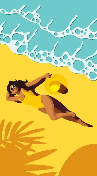 在靠近大海的海滩上 一个身穿黄色泳衣的漂亮的晒黑的小女孩穿着黄色的泳衣 她那迷人的照片闪烁着灿烂的阳光 海浪汹涌的海浪 沙地上棕榈树的影子 顶部视图 — 图库矢量图片