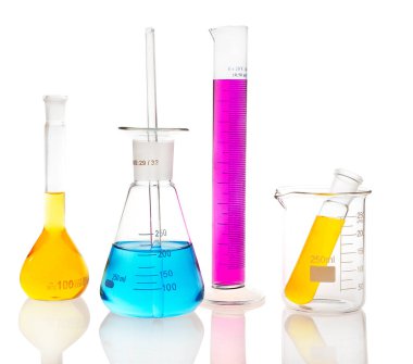 Sıvı sıvılarla, renkli tüplerle, test tüpleriyle ve beyaz arkaplandaki mataralarla donatılmış.