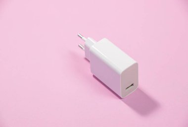usb konnektörü, pembe arkaplan, üst görünüm