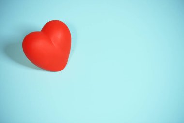 Mavi arka planda kırmızı kalp. Sevgililer Günü konsepti.