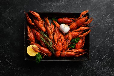 Metal bir kasede baharatlı ve otlu haşlanmış kırmızı kerevit. Üst Manzara. Düz yatıyordu.