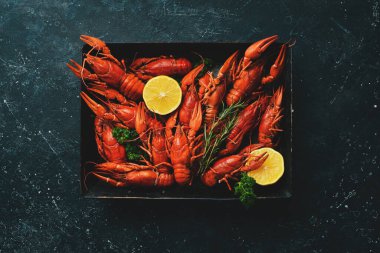 Metal bir kasede baharatlı ve otlu haşlanmış kırmızı kerevit. Üst Manzara. Düz yatıyordu.