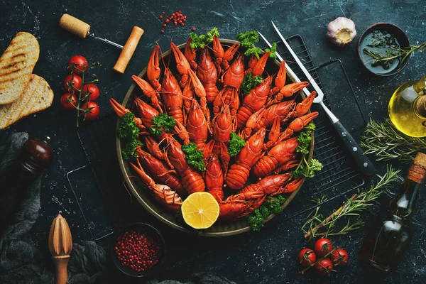 Gekochte Rote Krebse Mit Gewürzen Und Kräutern Einer Metallschüssel Ansicht — Stockfoto