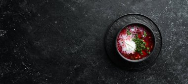 Pancar çorbası. Ukrayna geleneksel mutfağı. Kasede Borsch çorbası. Kırsal tarzda. Üst görünüm.