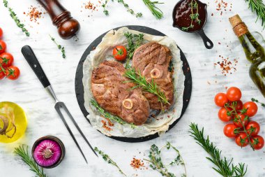 Barbekü. Beyaz ahşap arka planda baharatlı ve sebzeli kuzu biftek. Düz yatıyordu. Üst görünüm.