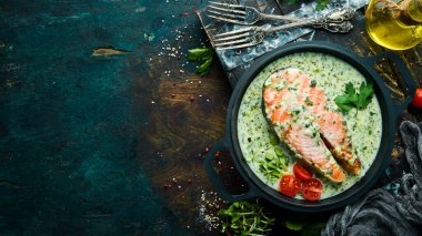 Kremalı ıspanak soslu somon bifteği. Restoran yemeği. Deniz ürünleri. Kırsal tarzda. Düz Yat.