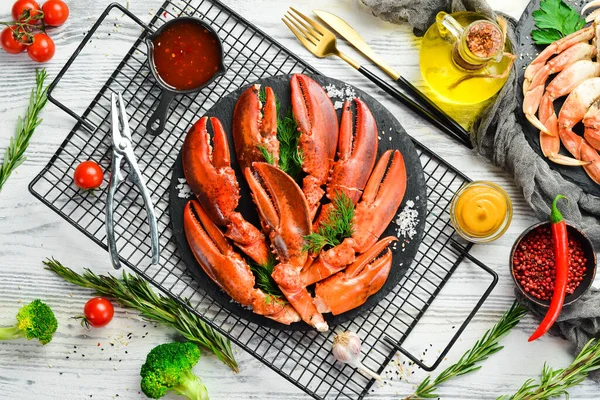 Garras Lagosta Fervidas Com Temperos Salsa Uma Chapa Pedra Preta — Fotografia de Stock