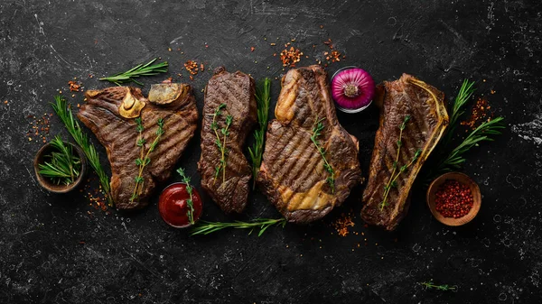 Steakkarte Saftige Steaks Vom Grill Auf Schwarzem Steinhintergrund Bone Striploin — Stockfoto
