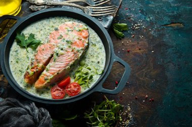 Kremalı ıspanak soslu somon bifteği. Restoran yemeği. Deniz ürünleri. Kırsal tarzda. Düz Yat.