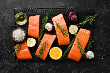 Biberiye, limon ve sebzeli çiğ somon. Deniz ürünleri. Üst Manzara. Metin için boş alan.