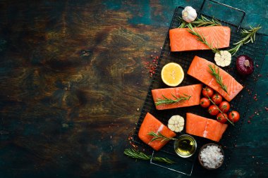 Biberiye, limon ve sebzeli çiğ somon. Deniz ürünleri. Üst Manzara. Metin için boş alan.