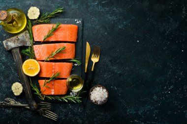 Biberiye, limon ve sebzeli çiğ somon. Deniz ürünleri. Üst Manzara. Metin için boş alan.