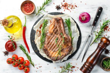 Izgara biftek, sebze ve baharat. Sulu pişmiş biftek. Üst Manzara. Kırsal tarzda. Düz Yat.