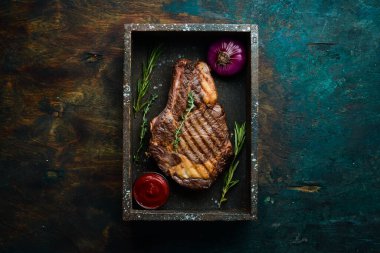 Izgara biftek, sebze ve baharat. Sulu pişmiş biftek. Üst Manzara. Kırsal tarzda. Düz Yat.