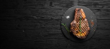 Izgara biftek, sebze ve baharat. Sulu pişmiş biftek. Üst Manzara. Kırsal tarzda. Düz Yat.