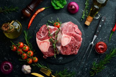 Biberiye ve baharatlı Osso buco dana biftek. Siyah bir arka planda. Üst görünüm.