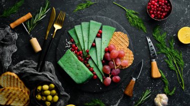 Fesleğen ve otlu yeşil peynir. Kırsal tarzda. Boş kopyalama alanı.