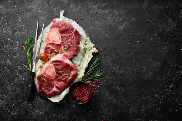 Osso Buco Filete Ternera Con Romero Especias Sobre Fondo Negro — Foto de Stock