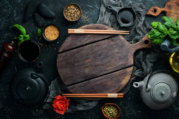 Asiatischer Essenshintergrund Teller Sticks Und Gewürze Auf Schwarzem Stein — Stockfoto