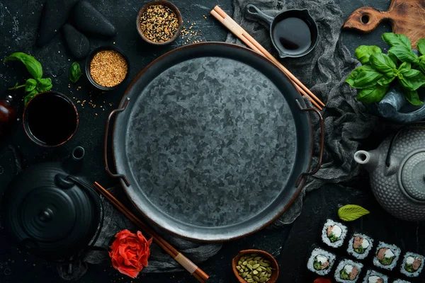 Ασιατικό Υπόβαθρο Τροφίμων Πιάτα Ραβδιά Και Μπαχαρικά Μαύρο Φόντο Πέτρα — Φωτογραφία Αρχείου