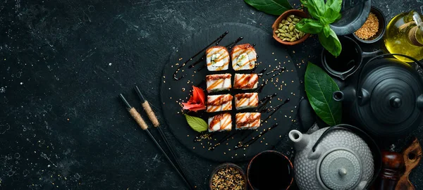 Sushi Tekercs Angolnával Uborkával Sajttal Egy Fekete Tányéron Japán Konyha — Stock Fotó