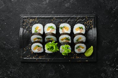 Geleneksel suşi, ton balığı ve peynirli. Japon mutfağı. Üst görünüm.