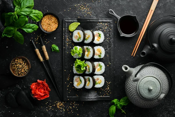 Rotoli Sushi Tradizionali Con Tonno Formaggio Cucina Giapponese Vista Dall — Foto Stock