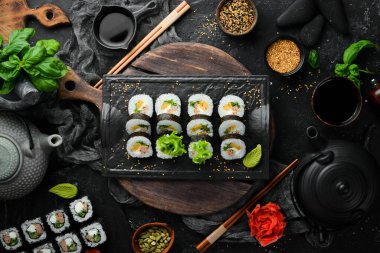 Geleneksel suşi, ton balığı ve peynirli. Japon mutfağı. Üst görünüm.