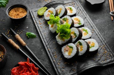 Geleneksel suşi, ton balığı ve peynirli. Japon mutfağı. Üst görünüm.