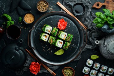 Havyarlı suşi, chuka salatası ve peynirli. Geleneksel Japon mutfağı. Üst görünüm.