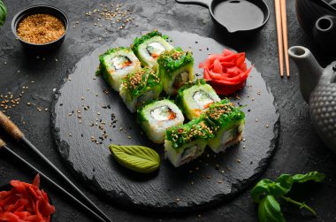 Havyarlı suşi, chuka salatası ve peynirli. Geleneksel Japon mutfağı. Üst görünüm.