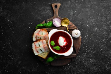 Pancar çorbası. Geleneksel Ukrayna borsch 'u, ekşi kremalı, ve domuz yağlı bir sandviç. Üst görünüm.