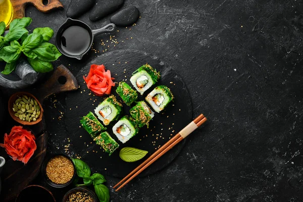 Rotoli Sushi Con Caviale Insalata Chuka Formaggio Cucina Tradizionale Giapponese — Foto Stock